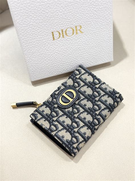 dior 30 montaigne wallet.